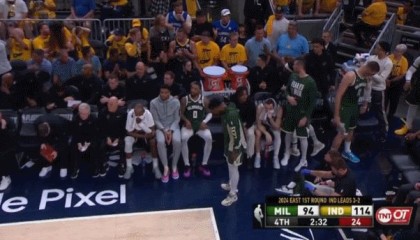 星空电竞官方网站-输不起？贝弗利怒砸球迷乱怼记者 即将领到罚单